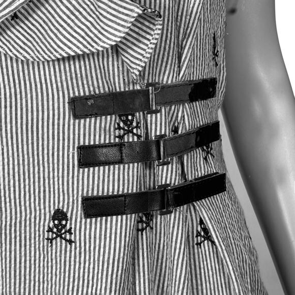 Finley Skull & Crossbones Embroidered Seersucker Wrap Dress Size 4 Pirate Ruffle - Picture 6 of 10